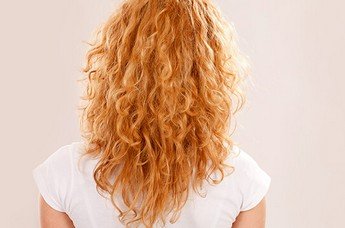 Πώς να αναδείξετε στο μέγιστο τη κόκκινη βαφή μαλλιών