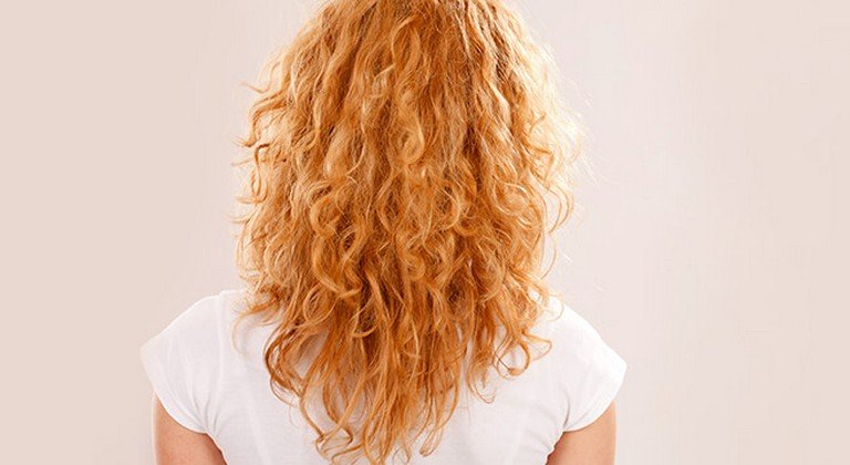 Πώς να αναδείξετε στο μέγιστο τη κόκκινη βαφή μαλλιών