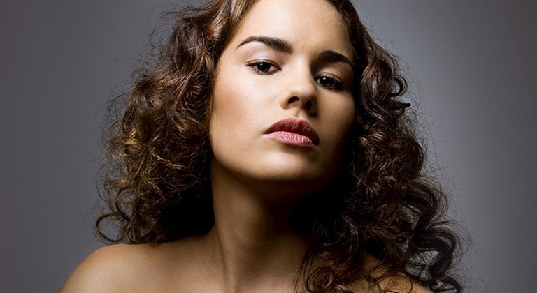 Γιατί πρέπει να βάζω μαλακτική μαλλιών