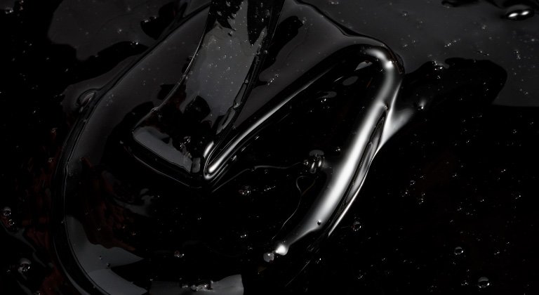 Μαύρος άνθρακας: Η νέα τάση που αλλάζει την περιποίηση μαλλιών