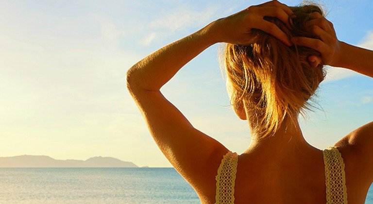 Έκθεση στον ήλιο: 4 Αρνητικές επιπτώσεις στην επιδερμίδα 