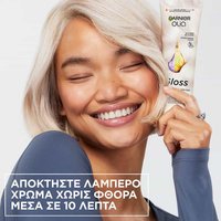 Κορίτσι με ξανθά μαλλιά κρατάει Olia Gloss Μάσκα Μαλλιών με Χρώμα Σκανδιναβικό Ξανθό